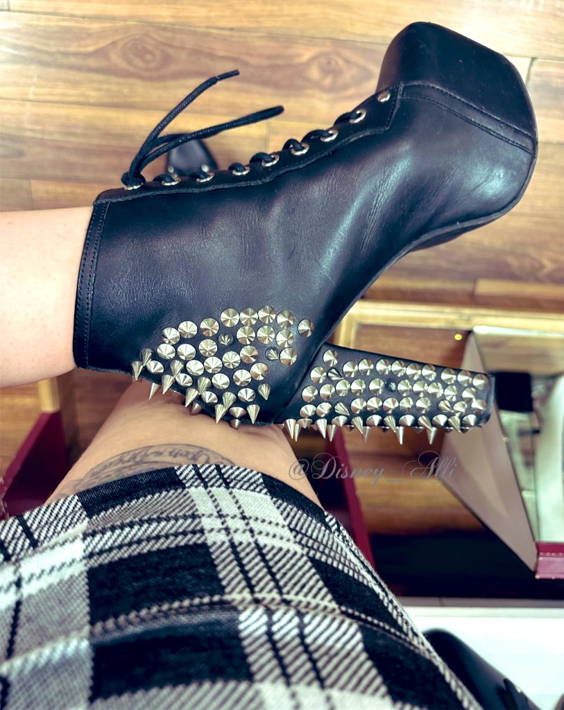 Lita day #shoes #shoefie #shoestagram #shoesoftheday #sotd #outfitoftheday #ootd #highheellife #highheellover #highheeladdict #shoelover #shoeporn #instaheels #heelsporn #heels #highheeledboots #bootlover #bootfreak #bootporn #bootaddict #highheeledbooties #showoff #booties