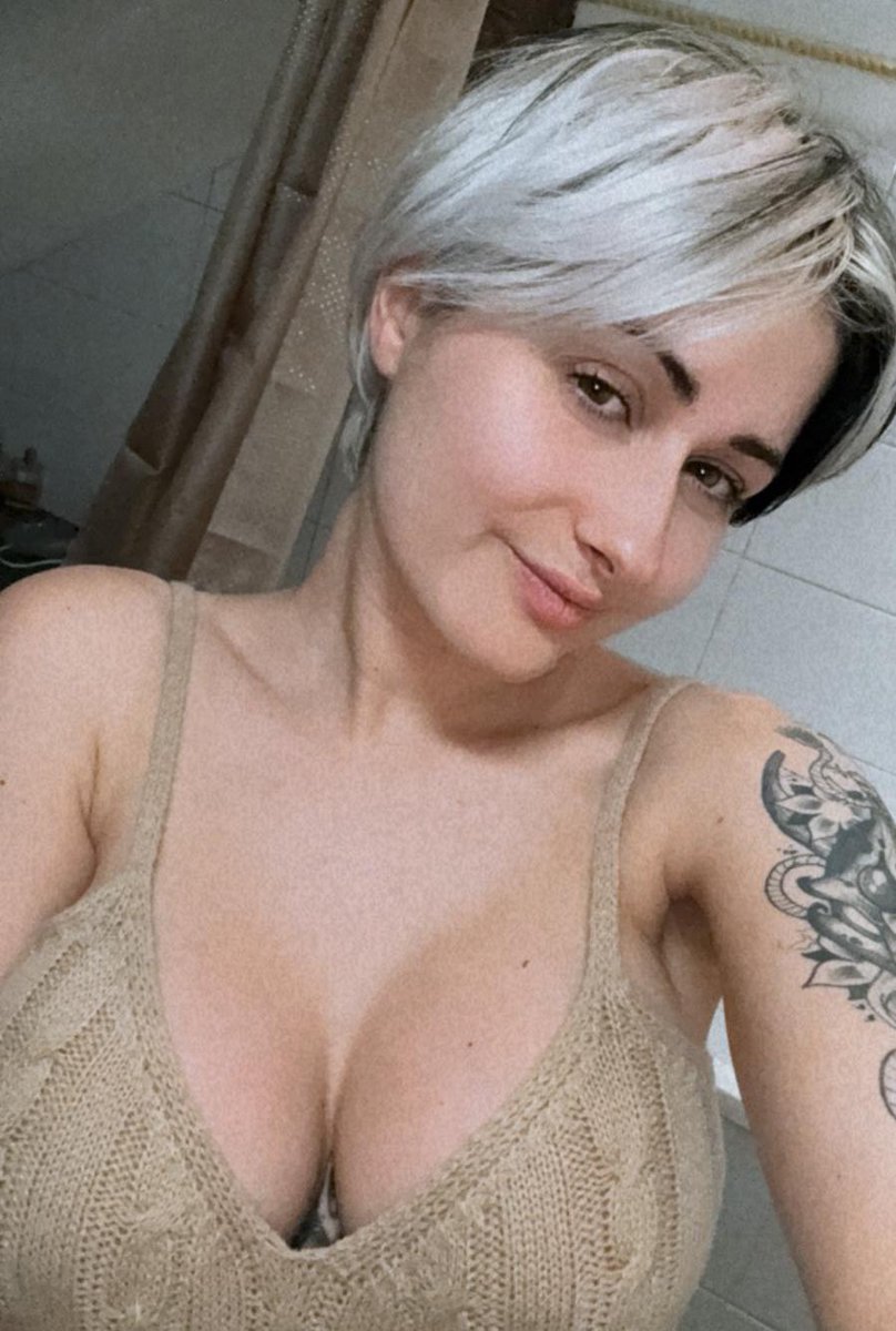 Ana_Kinska's tweet photo. Pas maquiller pour donner de quoi manger aux haters 🙃

Pour les autres passez une bonne nuit, bon courage pour la semaine, pour moi demain c’est exam donc direction le dodo.

J’vous kiff, kiss ❤️ https://t.co/Ch3kKEoa8R