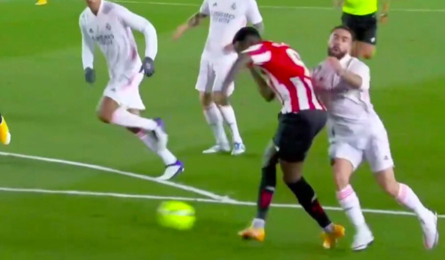 imanoleg_'s tweet photo. En estas imágenes podemos ver cómo Savic claramente derriba a Bellingham en una carga ilegal. Ni aún robando ha podido ganar el Atleti. https://t.co/TjrqaDVACm