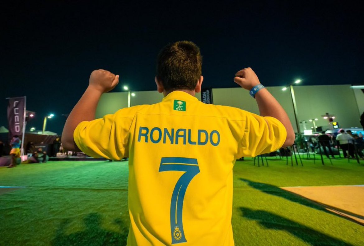 arielipillo's tweet photo. Al Nassr ocupa el puesto 23 a nivel mundial y el primero en Asia como el club más valioso que recibe patrocinios en la equipación del equipo.

El efecto de Cristiano Ronaldo 🐐

https://t.co/HfJzWzMBr9 https://t.co/cHm9voeXNr