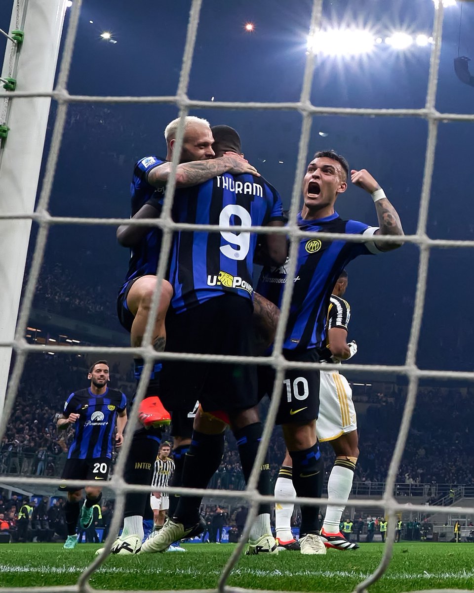 Inter's tweet photo. VIVIAMO PER QUESTE EMOZIONI 🔥🖤💙

#ForzaInter #InterJuventus https://t.co/Q4SdgDkasW
