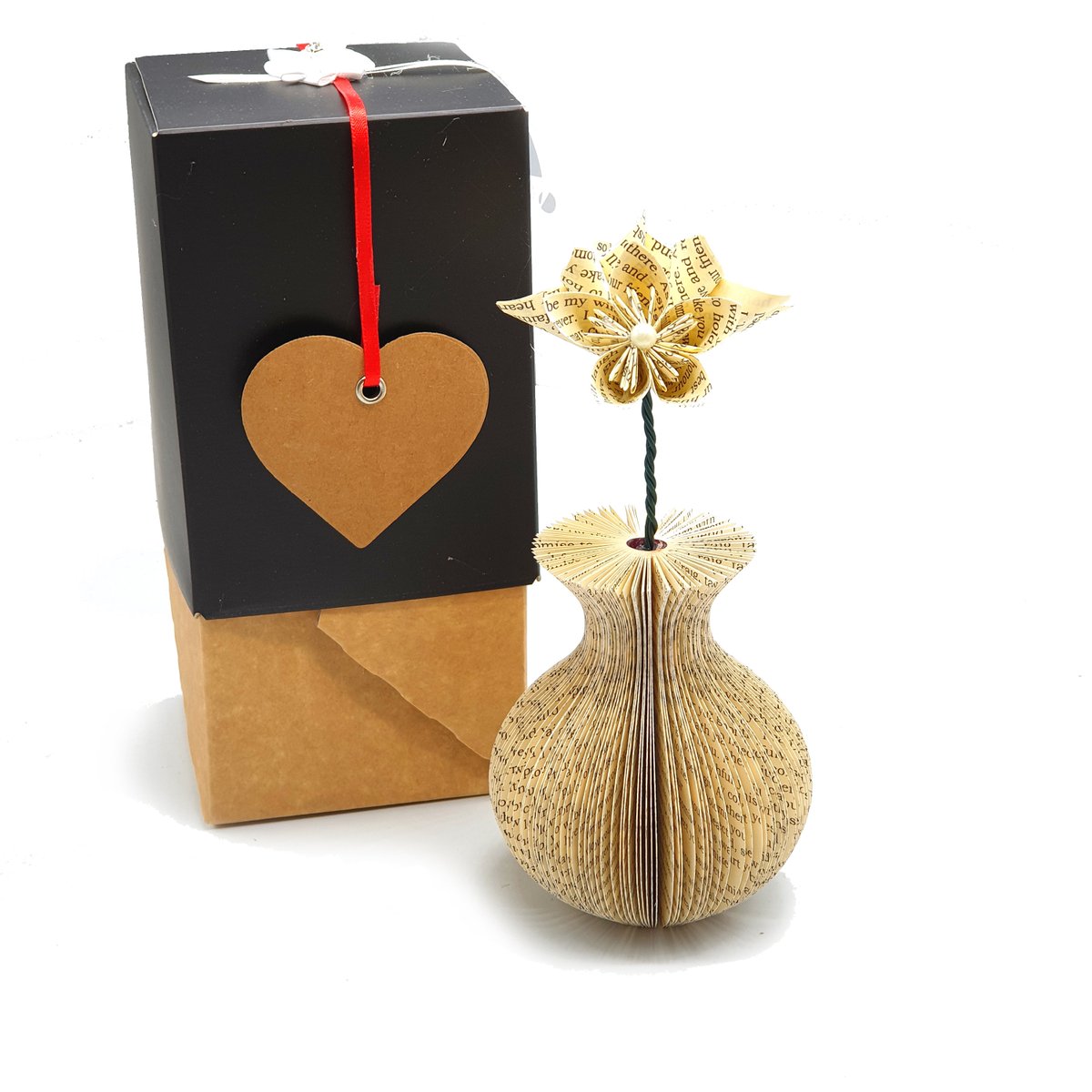 Paperappleco's tweet photo. Handcrafted Vase Personalised Paper Gift https://t.co/GngORde4Ce #WomaninBiz #Handmade #MHHSBD #EpiconEtsy #CreatonCrafts #PersonalizedPresent https://t.co/3EYJU4vAVM