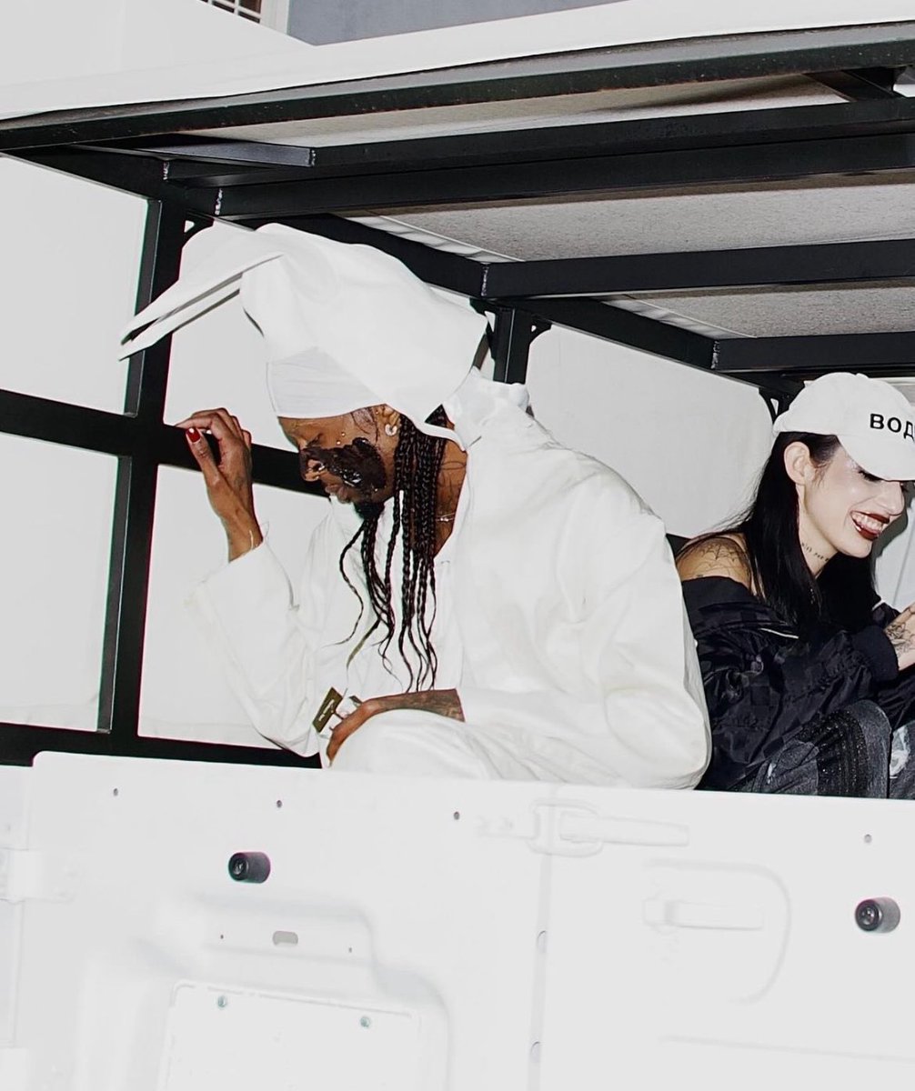 rock that all white when i’m feeling Godly