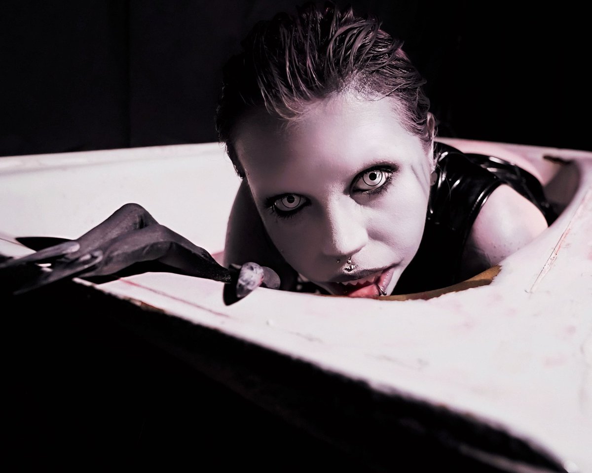 i thought you were drowning so i took the bait🦈🩸