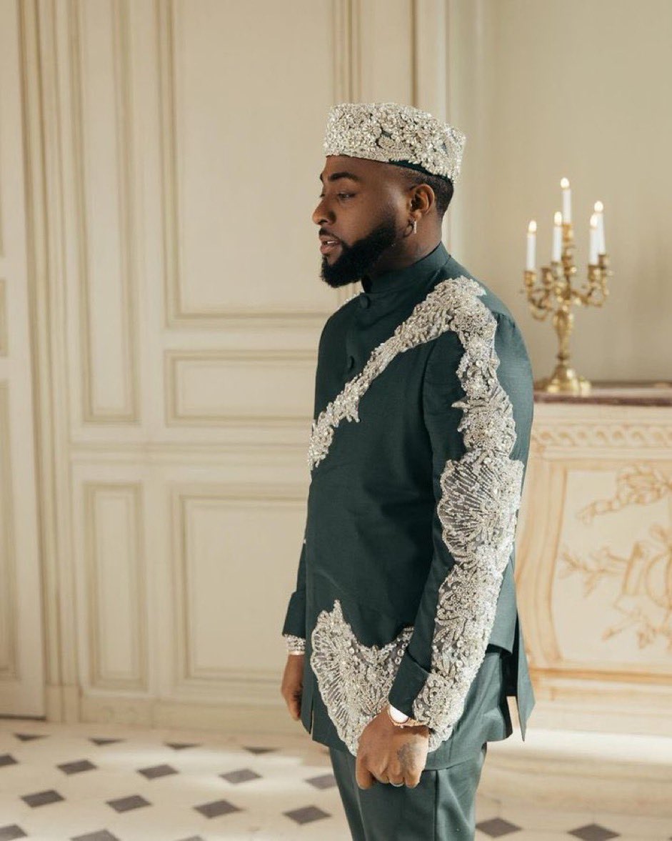 tayo2_temi's tweet photo. A king 👑 
We love you baddest😘 #Davido https://t.co/mbpbX0xbj5