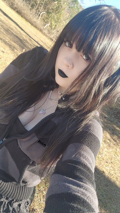 1 pic. wanna f*ck a goth at the park? https://t.co/MNlYcC6LUm