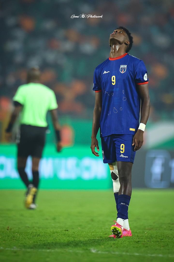 Orgulho pertencer a esta família 🇨🇻💙
Baixa cabeça só pa beija símbolo !!🦈
Nu da tudo para orgulho nos bandeira .