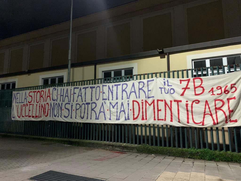 RadioFiViola's tweet image. Lo striscione del 7Bello in ricordo di Kurt #Hamrin
#Fiorentina