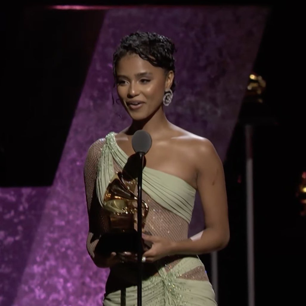 IamMzilikazi's tweet photo. CONGRATULATIONS: South African musician, Tyla @Tyllaaaaaaa, won a #Grammy for the Best African Performance ahead of Burna Boy, Asake, Davido and Ayra Starr. #Tyla #GRAMMYs https://t.co/WKPOQRSk5u
