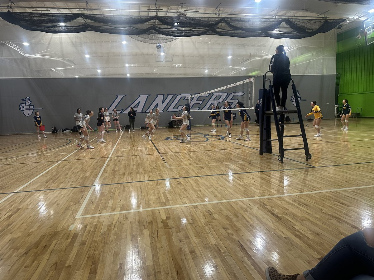 CLC_Volleyball's tweet photo. Had some futures in the gym today #wedoplayeyball #clublife https://t.co/mCQjl9kvP9