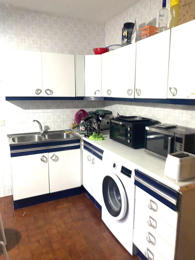 ¡SE ALQUILAN DOS HABITACIONES EN #Salamanca!
En plaza Carmelitas, a 10 min del centro y del Campus Unamuno. 
300€ al mes + gastos, para entrar ya. 
Somos dos chicas limpias, tranquilas y con ganas de hacer vida de piso. 
#alquilerpiso. Se agradece difusión.