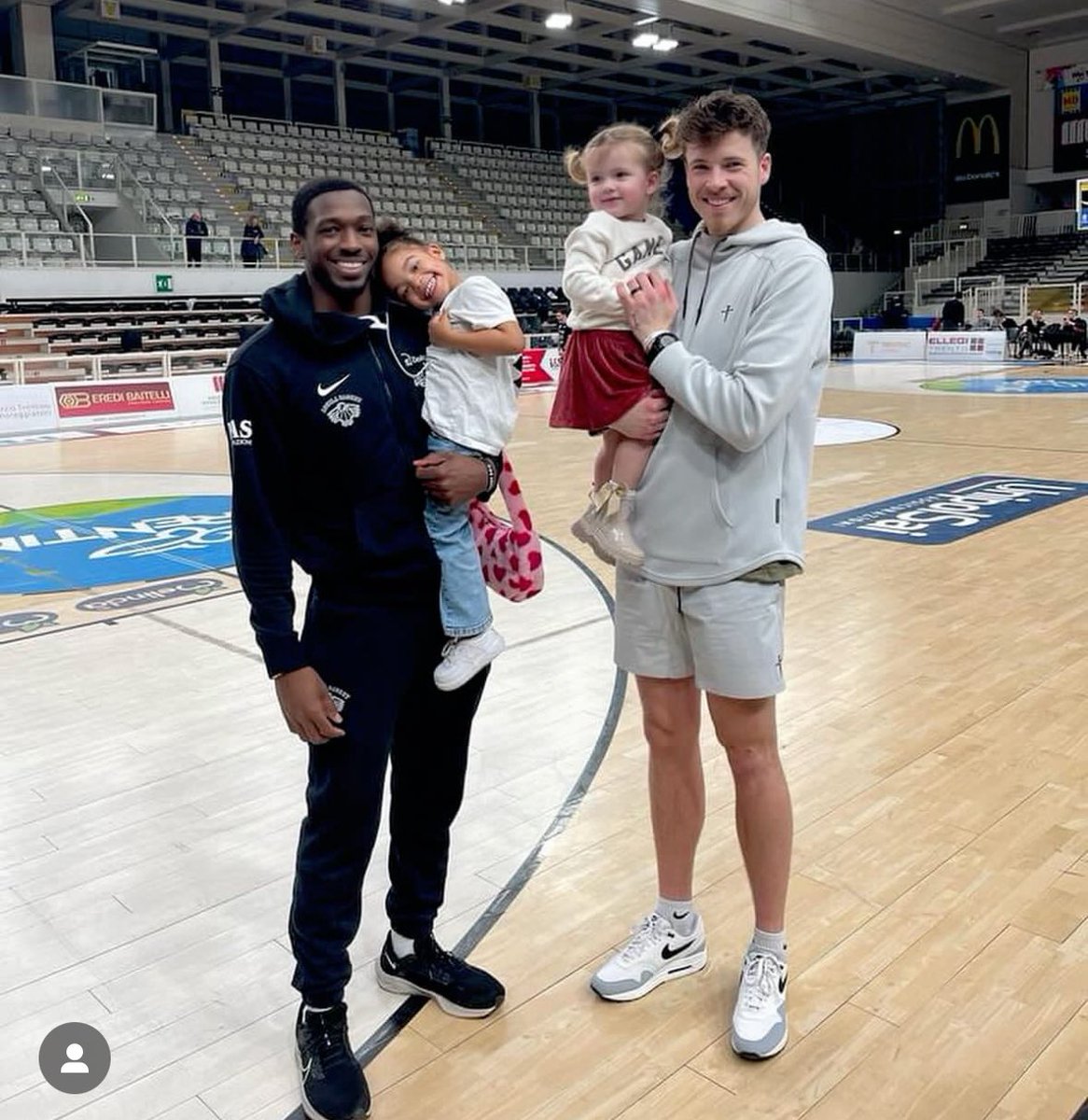 ButlerGuru's tweet image. This pic makes me feel so old

2 Butler Bulldog legends, Kamar Baldwin &amp;amp; Sean McDermott, linking up in Italy with their fam #DawgsOnly #ProDawgs 🐶🏀