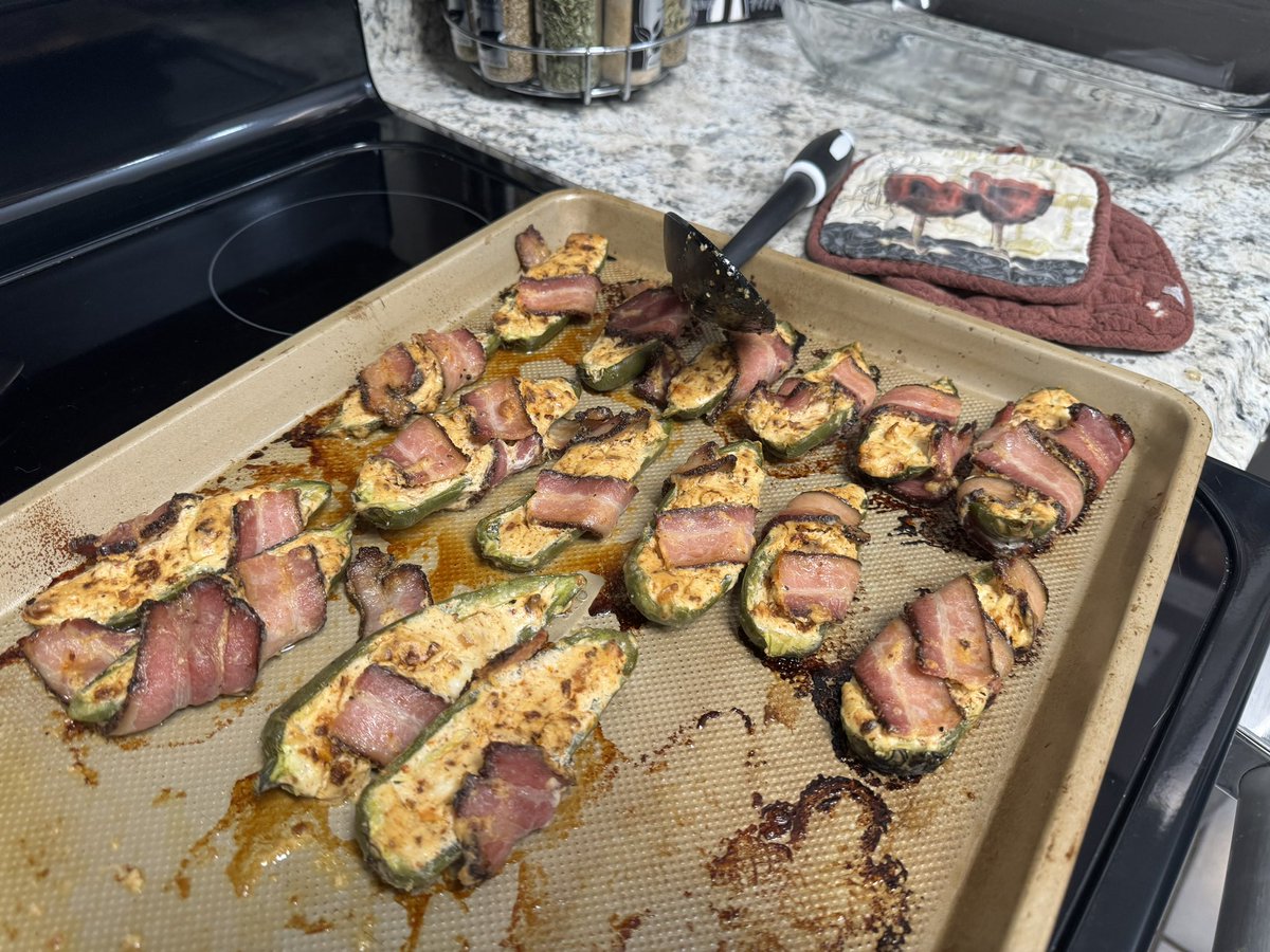 xxDerekTTV's tweet image. Aaaaand for tonight's grilling adventure, my first attempt at direct on the grill BBQ chicken. Nonstop basting but man they came out 😘👌 the poppers are a thing of beauty, never get tired of 'em. Chorizo is the magic ingredient 😎 #carnivorediet #MeatIsHealth