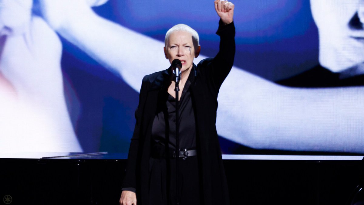 Annie Lennox called for a ceasefire in Gaza during her tribute to Sinéad O’Connor at the #GRAMMYs 

Other artists, like Boygenius, joined the calls for peace on the red carpet while protestors interrupted traffic to demonstrate in support of Palestine.

🔗 rollingstone.com/music/music-ne…
