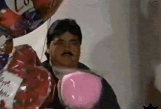 - ¿Qué haces aquí?
- Te escribí una canción…