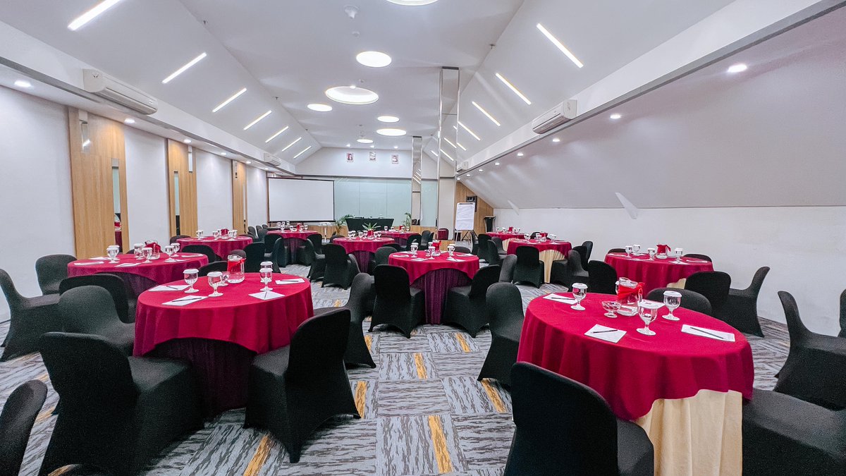 J4Legian's tweet photo. Turning challenges into opportunities in this meeting room #j4hotel

#meeting #conference #j4hotels https://t.co/b2hEEpZ8Qu