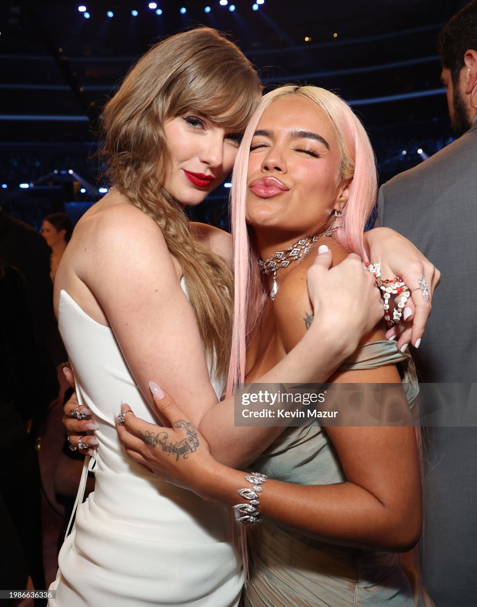 KarolGWW's tweet photo. KAROL G &amp; TAYLOR SWIFT AAAAAAA 😭😭😭😭 https://t.co/Xj2MISx5Jy