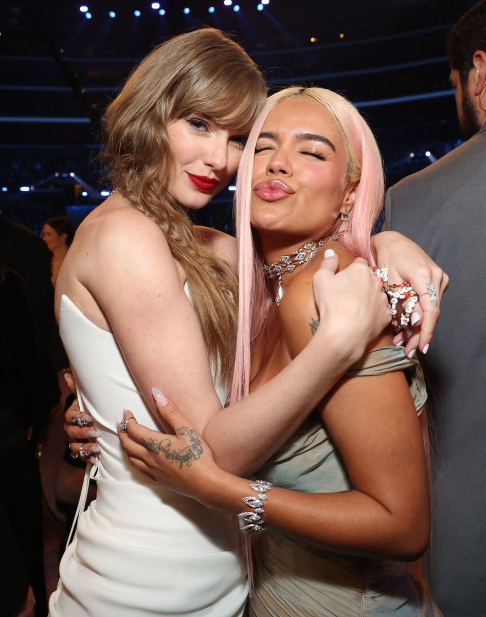 TopMUniverseCom's tweet photo. Taylor Swift y Karol G juntas en los #GRAMMYs 👑👑 https://t.co/BkCZ9LVYXL