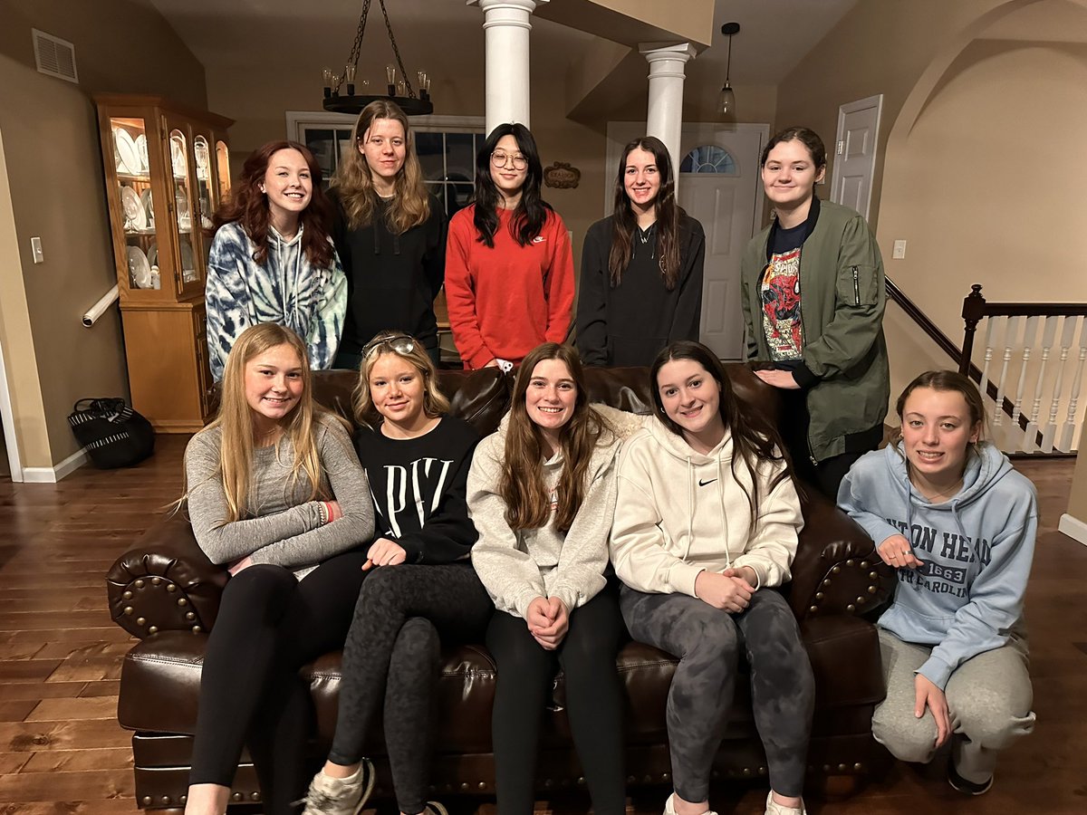 FZS_SwimandDive's tweet image. Progressive dinner was a success, the girls are ready for GACs! #carbloading #swimfamily