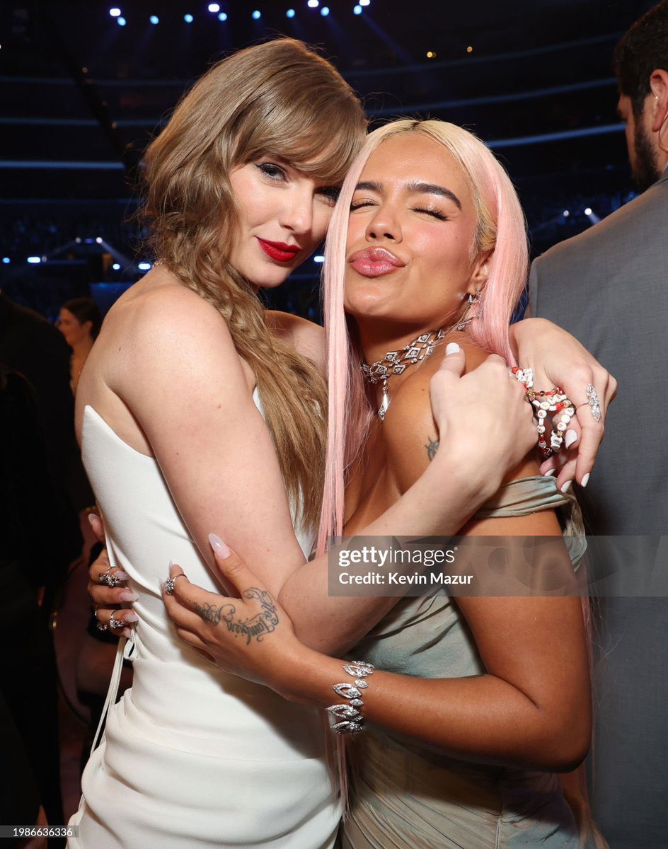 Malp4ridoLiam's tweet image. TENEMOS FOTO DE KAROL G CON LA INDUSTRIA MUSICAL ACÁ TAYLOR SWIFT Y BEYONCÉ, VIVA MI PATRIA COLOMBIA, VIVA FALCAO, VIVAN LAS PALABRAS DEL QUE MURIÓ EN LA CRUZ, COLOMBIA MI ENCANTO