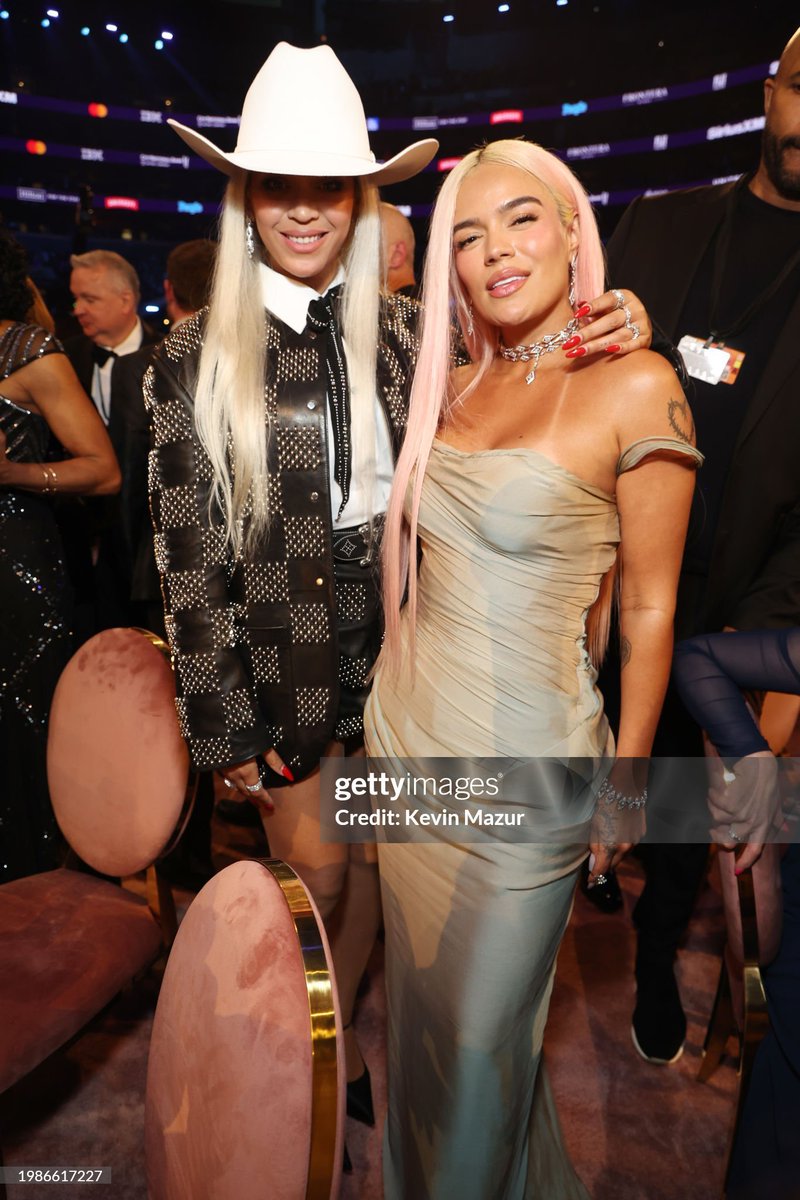 Malp4ridoLiam's tweet image. TENEMOS FOTO DE KAROL G CON LA INDUSTRIA MUSICAL ACÁ TAYLOR SWIFT Y BEYONCÉ, VIVA MI PATRIA COLOMBIA, VIVA FALCAO, VIVAN LAS PALABRAS DEL QUE MURIÓ EN LA CRUZ, COLOMBIA MI ENCANTO