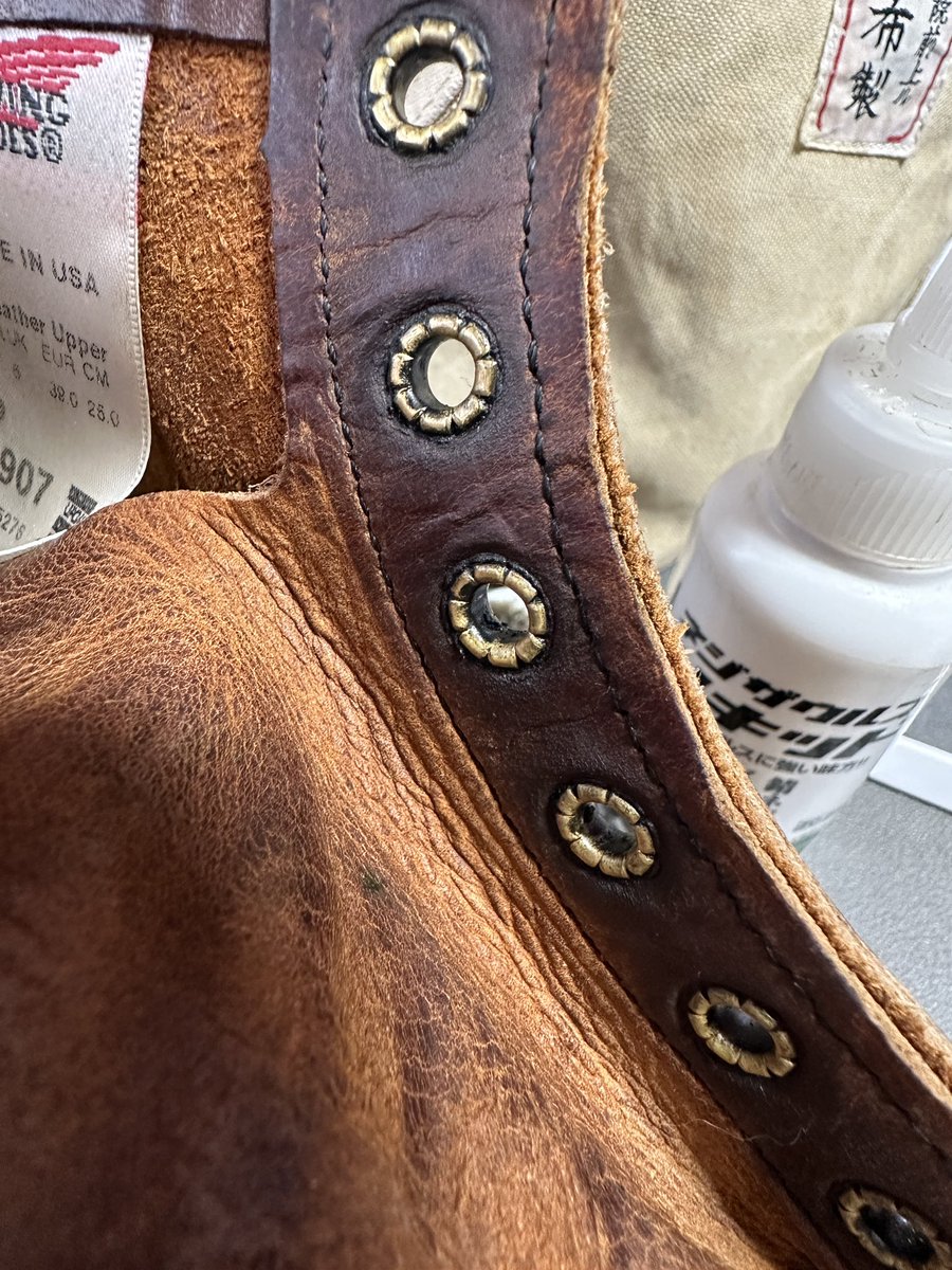 nasu_sora's tweet photo. RedWingのハトメの緑青取るのに「ネジザウルスリキッド」がオススメ、緑青が溶けて消えていくのだ。ただし革のシミにご注意下さいませ。
#redwing
#redwing1907
#ネジザウルスリキッド https://t.co/Khk2ggxgNH