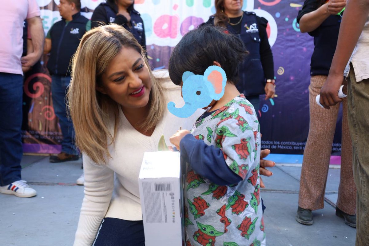 alfagonzalezm's tweet photo. #TlalpanMágico dibujó más de 10 mil sonrisas este fin de semana.  Las niñas y los niños de #Tlalpan merecen seguir sonriendo, no es necesaria una fecha especial para dar un regalo, solo es necesario hacerlo de corazón. Gracias por el cariño y las sonrisas de las y los más pequeños de Tlalpan.
