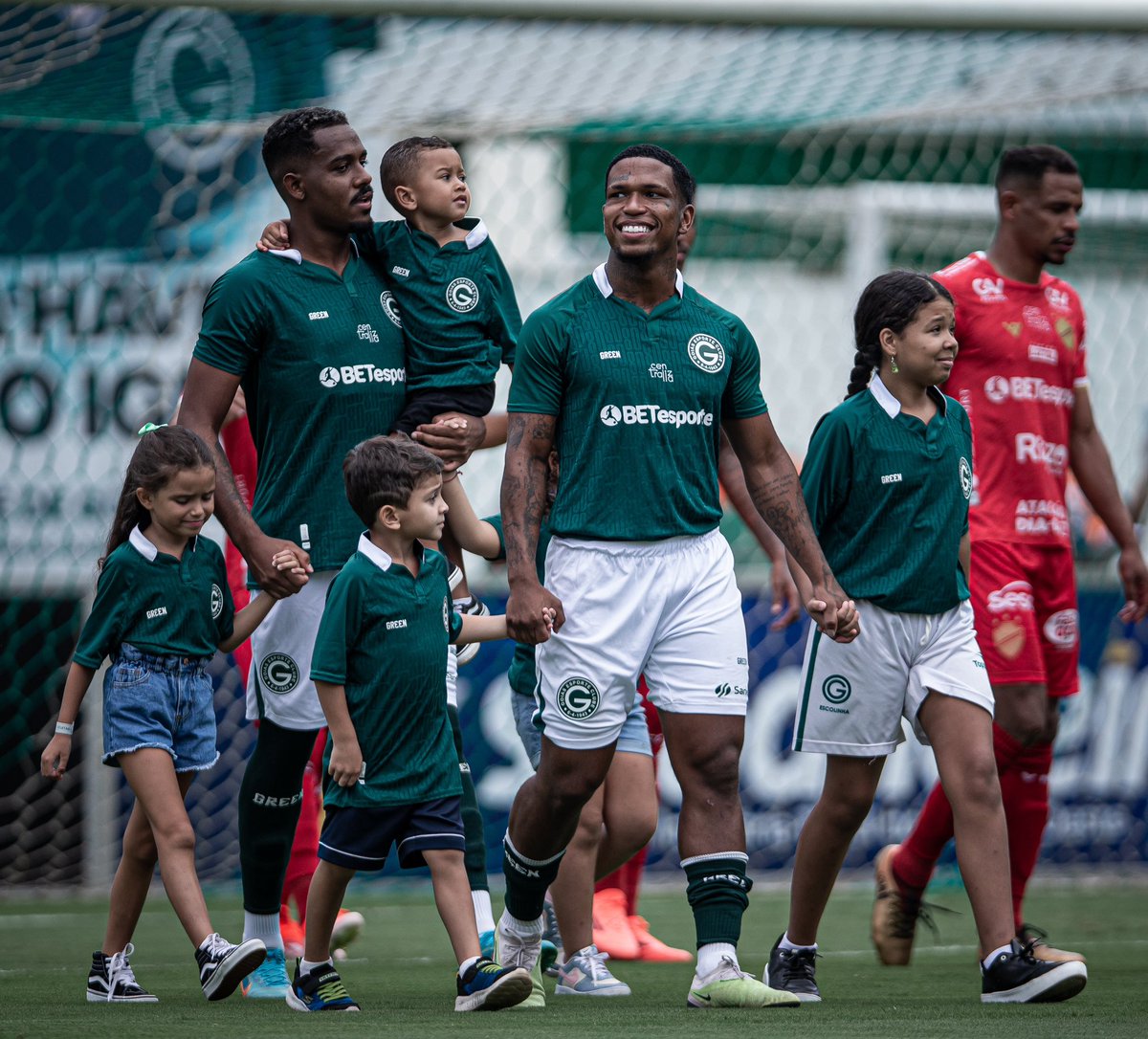 JR_50vasco's tweet photo. Nesse momento de sorriso estava muito feliz pela grande festa que a torcida fez e só conseguia imaginar como sou privilegiado de está representando este escudo maravilhoso obrigado Goiás pela oportunidade e obrigado torcida pelo carinho vamos em busca de mais e mais juntos 💚🙏🏾 https://t.co/udXSescDpR