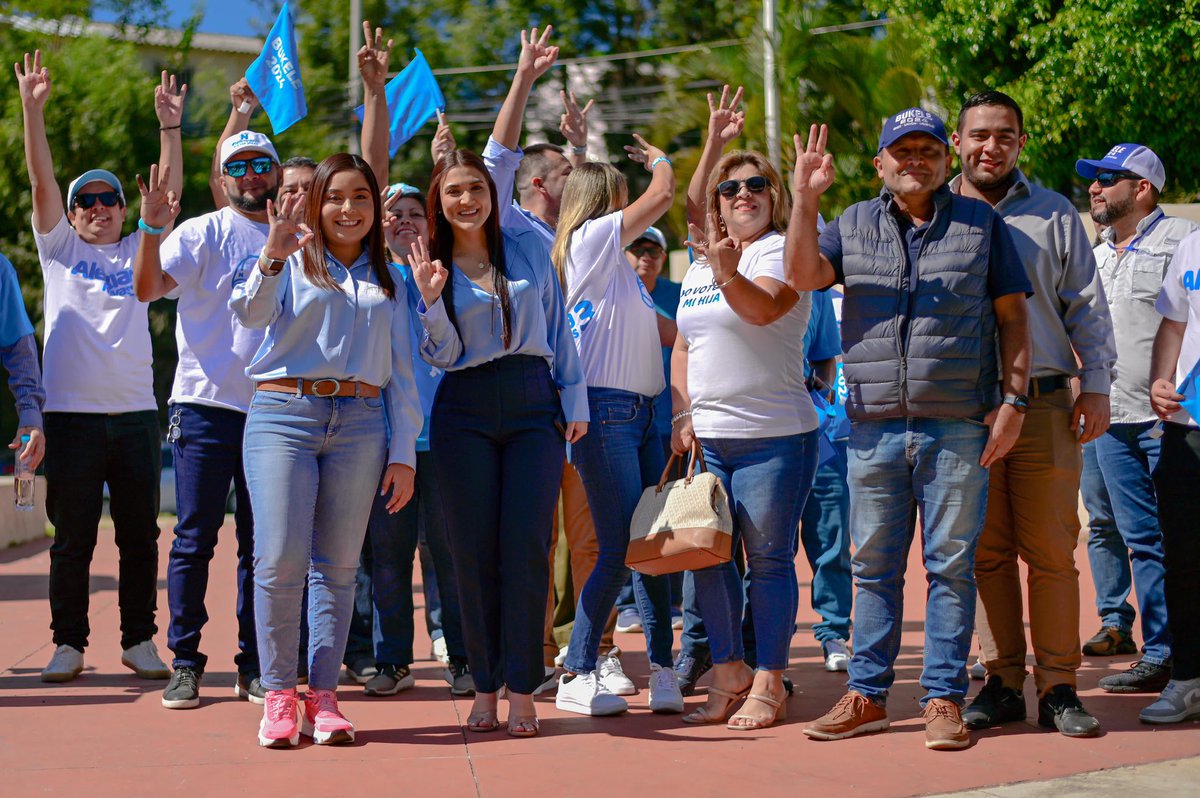 ivethcuellarsv's tweet photo. Gracias por todo su cariño y apoyo 🩵 https://t.co/rbEGcnpqK4