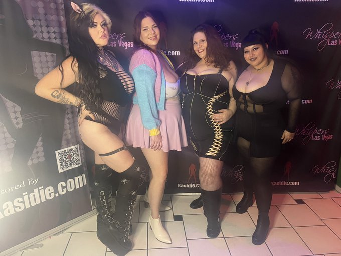 Whispers LV with @SashaSyrenXXX @theroxyhart @ZarinaHaze @PrincessGeminin https://t.co/riDT3DRF1m<a class="tags" href="/tag/sashasyrenxxx">@sashasyrenxxx</a><a class="tags" target="_blank" title="On Twitter" href="/?out=eyJ0eXAiOiJKV1QiLCJhbGciOiJIUzUxMiJ9.eyJpYXQiOjE3MjEyNzAxNDQsImlzcyI6InR3cG9ybnN0YXJzLmNvbSIsIm5iZiI6MTcyMTI3MDE0NCwiZXhwIjoxNzUyODA2MTQ0LCJyZWRpcmVjdF91cmwiOiJodHRwczovL3R3aXR0ZXIuY29tL3RoZXJveHloYXJ0In0.eQAewgt-K-SwFqAj0K1quHEUsjkLi-Yuab_AiCg3VtQnOuH43MHSmssC9KOKBaXd7b4Ty5L2ucAT9smU55nYDA">@theroxyhart</a><a class="tags" target="_blank" title="On Twitter" href="/?out=eyJ0eXAiOiJKV1QiLCJhbGciOiJIUzUxMiJ9.eyJpYXQiOjE3MjEyNzAxNDQsImlzcyI6InR3cG9ybnN0YXJzLmNvbSIsIm5iZiI6MTcyMTI3MDE0NCwiZXhwIjoxNzUyODA2MTQ0LCJyZWRpcmVjdF91cmwiOiJodHRwczovL3R3aXR0ZXIuY29tL1phcmluYUhhemUifQ.lUV20VlUEkyBynYRgkAWhYC6UXwQaxoApNaZUlXhvSgY_BSlQO4kMk5BEmPPiiJWIfTTQzk9EPRH0M7roZInww">@ZarinaHaze</a><a href="/tag/mvsales"class="tags"><span>#mvsales</span></a>