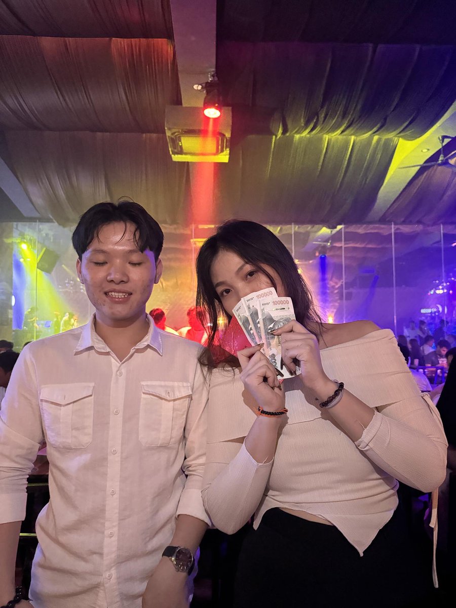 bilo_tri's tweet photo. Đi sinh nhật chị mà say k biết một cái gì luôn 😂 https://t.co/omxsyq9VV2