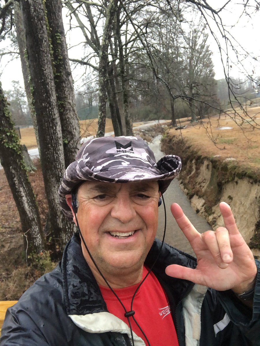 JefRuns's tweet photo. Grinning and grynding in the rain. Nice way to clean the shoes. #Wegrynd #RunLuv #milesformike https://t.co/Rse02WWfyJ