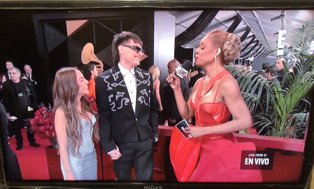 Estuve viendo la alfombra roja de los Grammys y que lamentable son la gente de E!. Con preguntas sonsas y algunas que seguramente pone incómodos a los artistas ahí… El punto culminante fue cuando entrevista a Peso Pluma y le pregunta a Nicki Nicole ¿Cómo te llamas?
Increíble