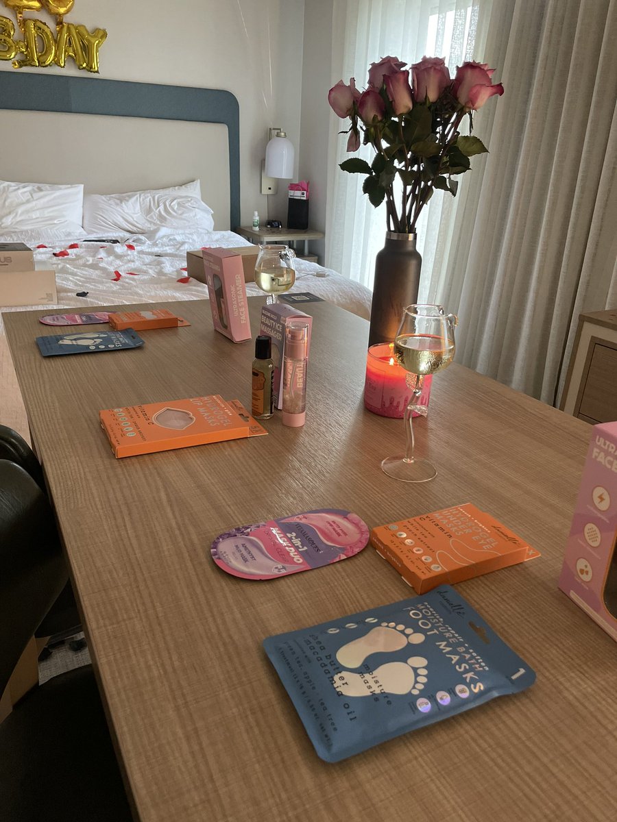 peacefulrain_'s tweet photo. 👩🏾‍❤️‍💋‍👩🏾🥳💜🔥My baby went all out to make my birthday the most special day in the world #February1st #BlackLove #ValentinesDay #birthday https://t.co/bssakqfbhX