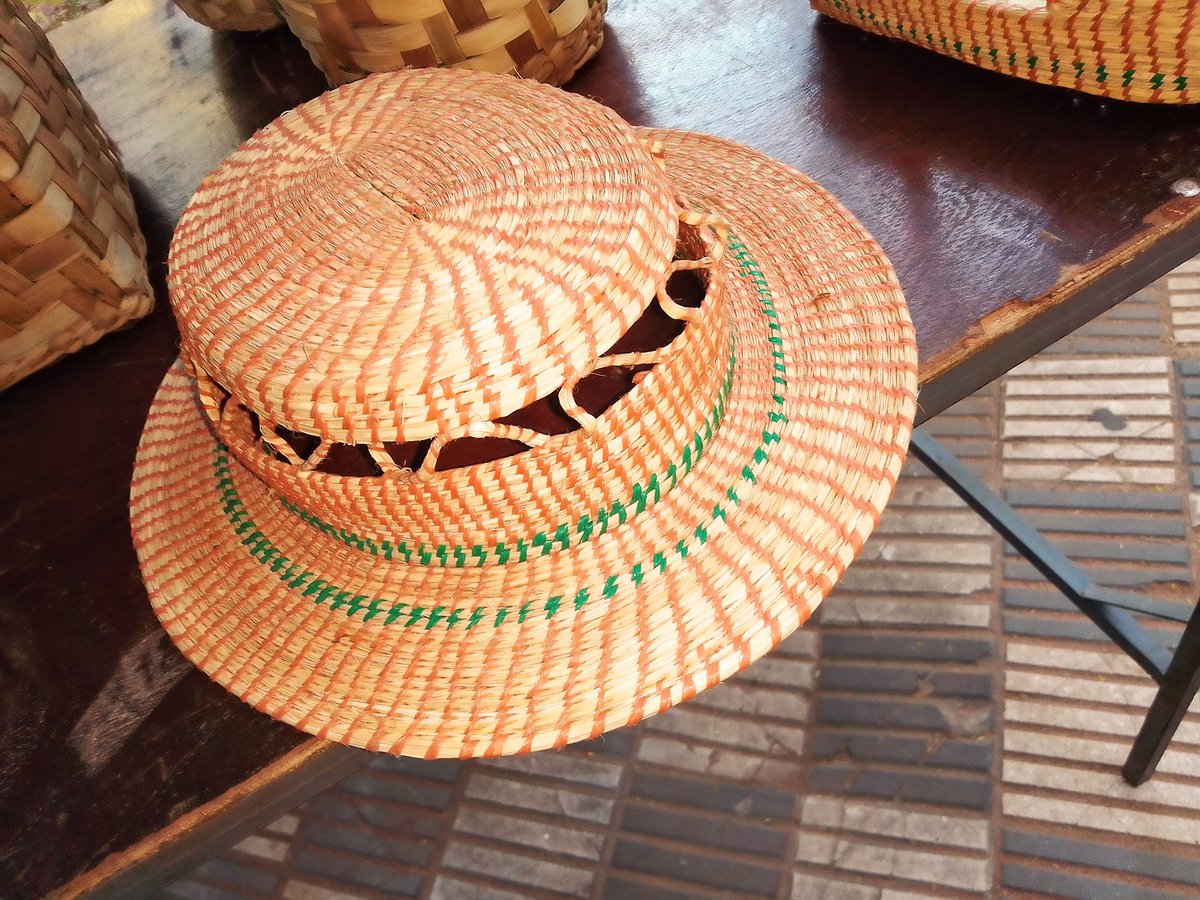 Sombrero de material de carandilla 
Precio es 70.000 c/u