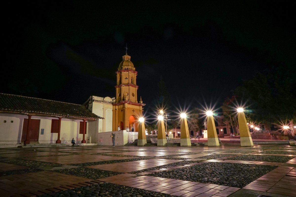 ViveNuestroNort's tweet photo. Despedimos la noche de hoy, desde la tierra que amaña, el municipio de Ocaña. 🤩
📸 Nilton Díaz - Getty Images
#ViveNuestroNorte ❤️🖤
#Colombia 🇨🇴
#Travel #Tourism #Nitght #Lights #Monumentum #Street #Hostory #NorteDeSantander #Ocaña https://t.co/GIU43AfDYj