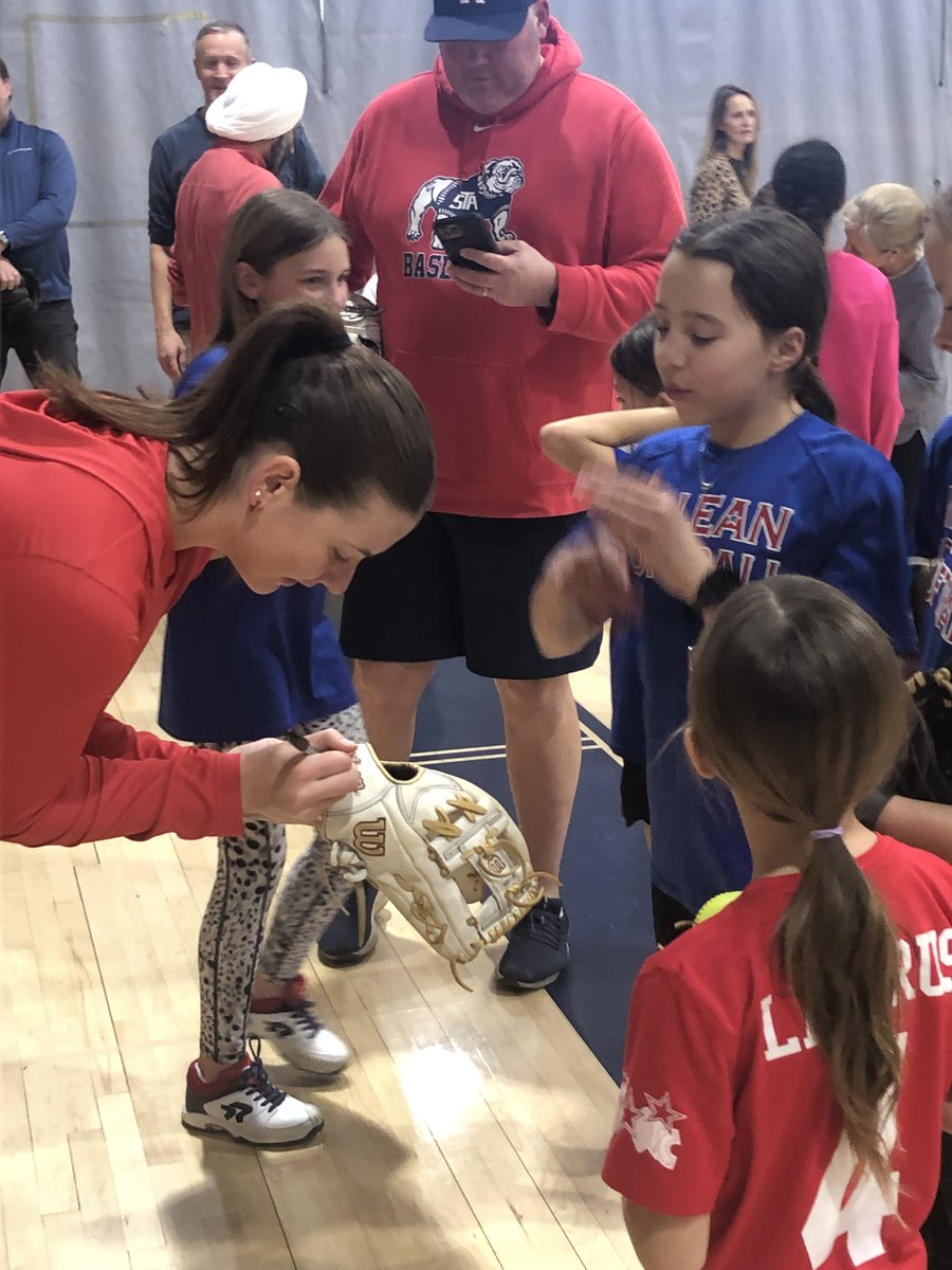 MLLUpdates's tweet photo. MLL's own Kathryn Sandercock gave our girls tips today during MLL's winter pitching clinics...and some autographs...🥰 https://t.co/PwQr0S9VyR