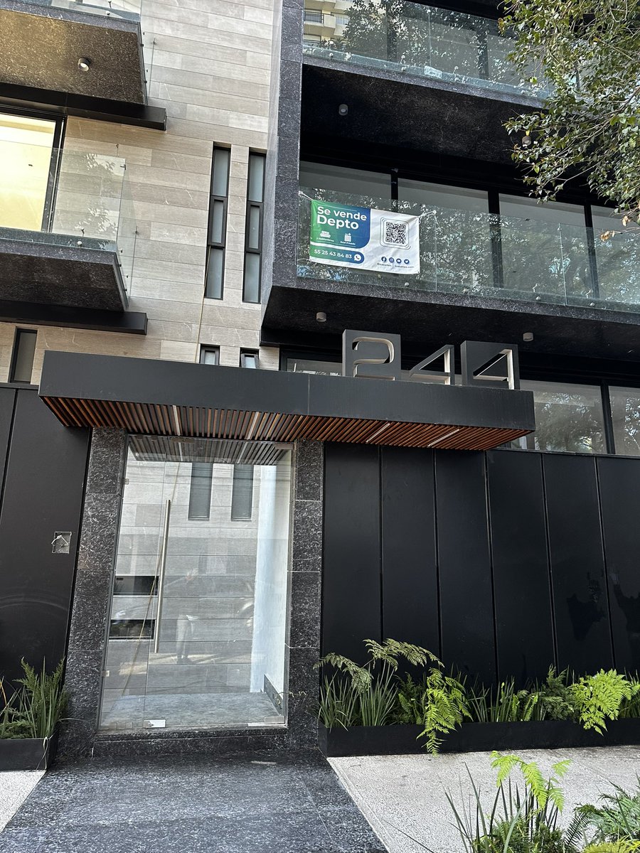 BetyUm's tweet photo. @SacmexCDMX hoy vi en Polanco (Galileo 244) a este señor lavando el muro del edifico a manguerazos, le dije que no gastara tanta agua y le súper valió! Que se puede hacer??? Que falta de conciencia y educación! https://t.co/et4NvfNHAg