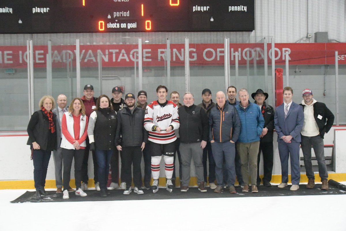 Congrats to Tyler Nielsen ’24, the 2024 winner of the Peter Taylor Award. Nielsen is joined by his parents both Lake Forest alumni and his brother Trevor ’24. He is also joined by Head Coach Sean O’Malley, former Peter Taylor winners, classmates of Peter Taylor. 

#GoForesters
