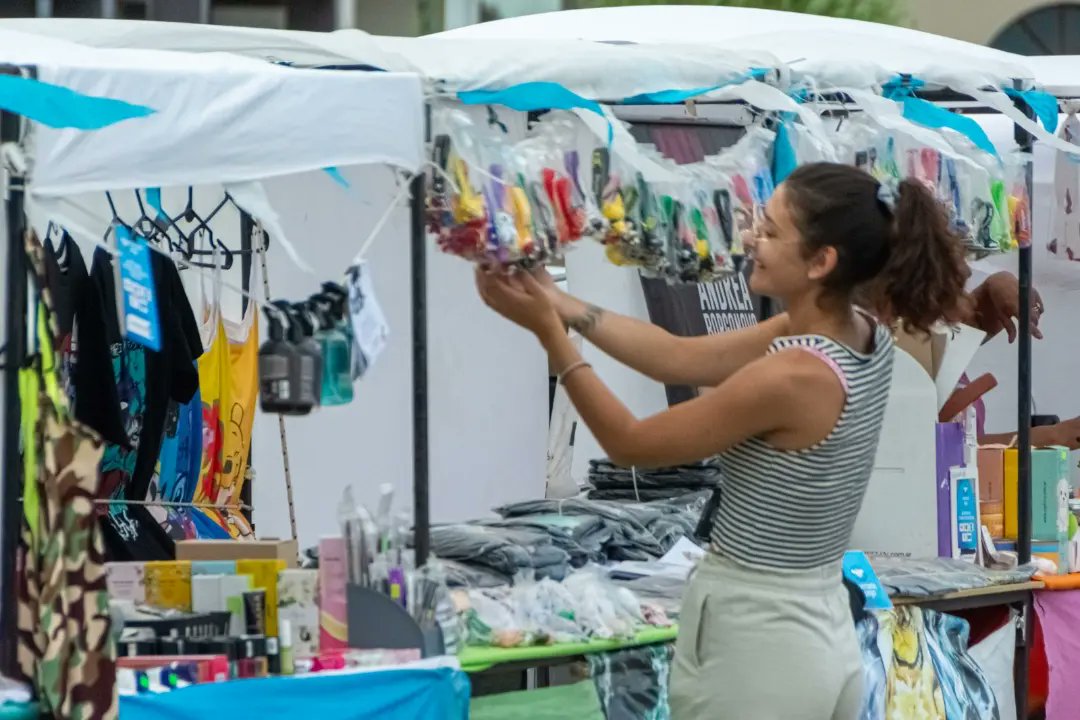 MuniRawson's tweet photo. FERIA MUNICIPAL DE LA COSTA 🌊

Con la participación de más de 40 artesanos, continúa desarrollándose la Feria Municipal de la Costa en Playa Unión. https://t.co/D1DC7FJkvS
