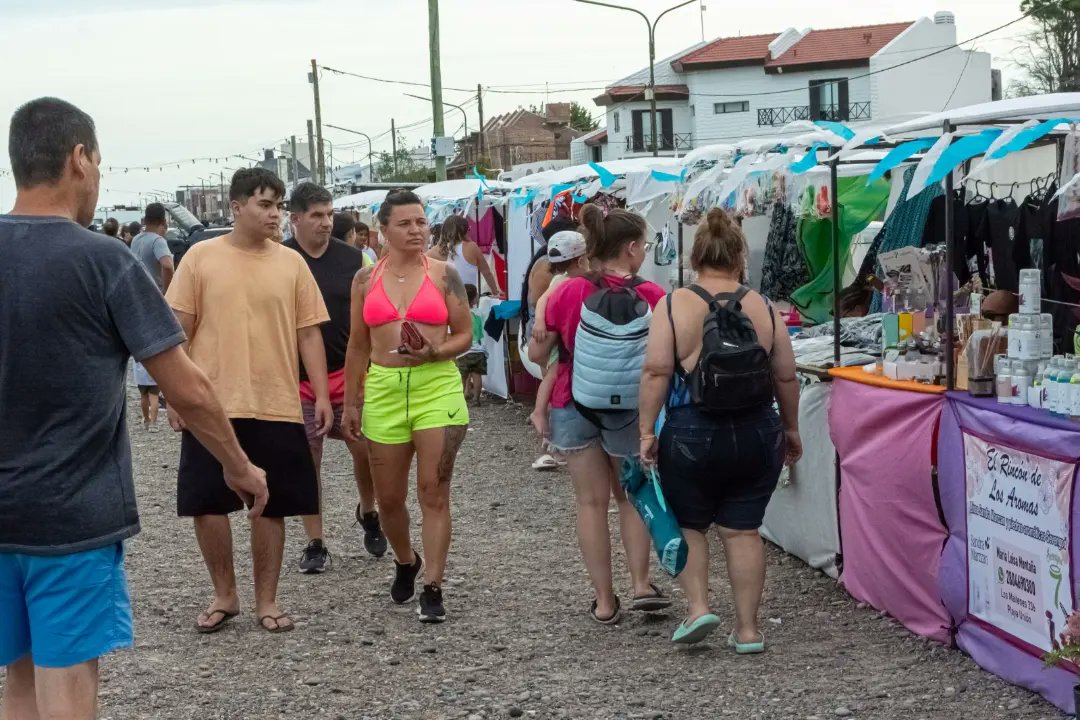 MuniRawson's tweet photo. FERIA MUNICIPAL DE LA COSTA 🌊

Con la participación de más de 40 artesanos, continúa desarrollándose la Feria Municipal de la Costa en Playa Unión. https://t.co/D1DC7FJkvS