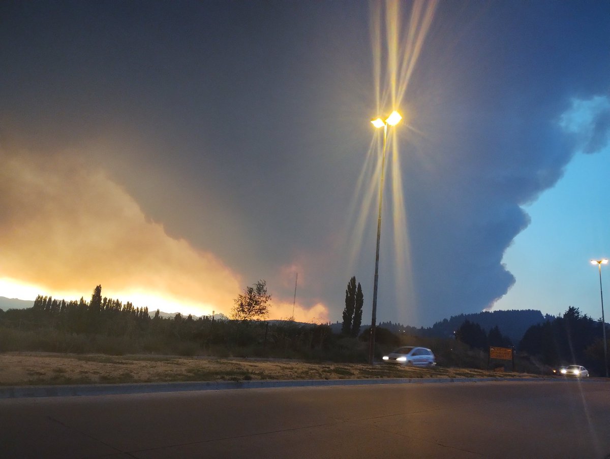 Asi estamos en #Esquel el panorama es dantesco, la angustia y la impotencia no caben en el cuerpo, es desesperante. #BastaDeFuegoYA Se mueren nuestros bosques y con ellos toda la vida......