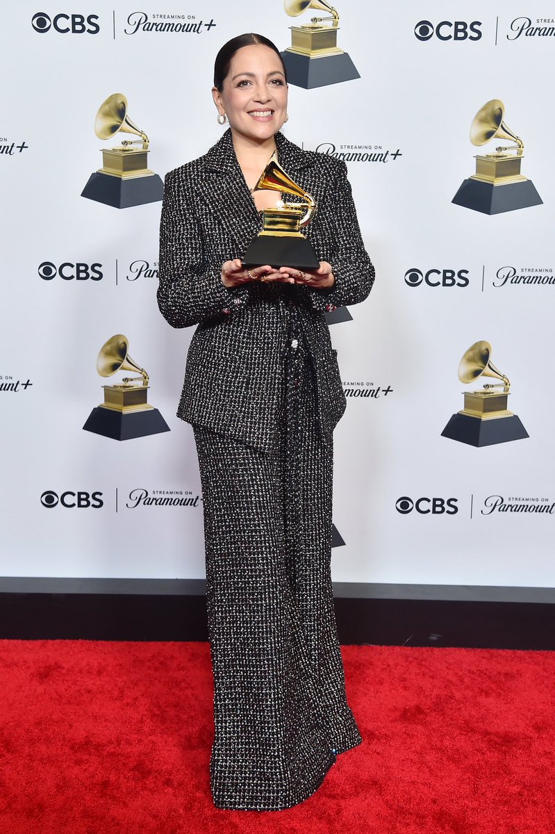 QuirkMagazineOf's tweet photo. Orgullo mexicano: Natalia Lafourcade ganó el premio a Mejor Disco de Rock o Alternativo por el álbum "De todas las flores" 👏🏼👏🏼 https://t.co/fk6VifSqXw