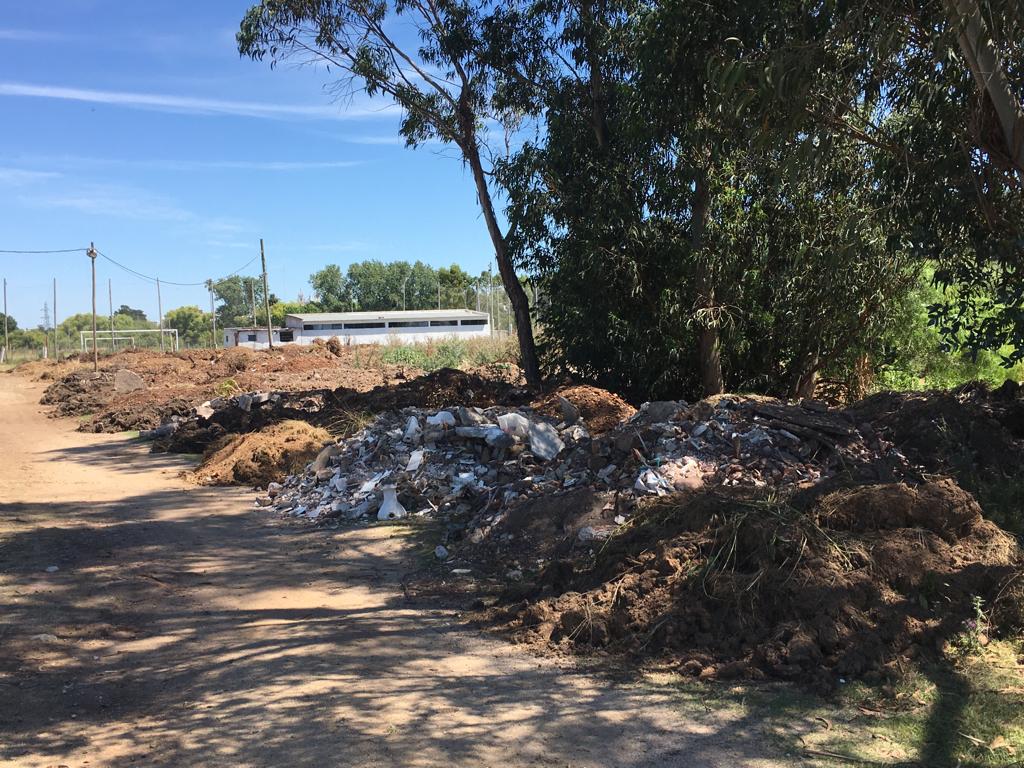En estos días pasados se realizaron algunos trabajos en Jardines de la Usina.
Hubo tareas de limpieza en el ingreso a la cancha, además de hacer una explanada.
Asimismo, se van a corregir ciertos inconvenientes que hay con el agua en dicha zona.