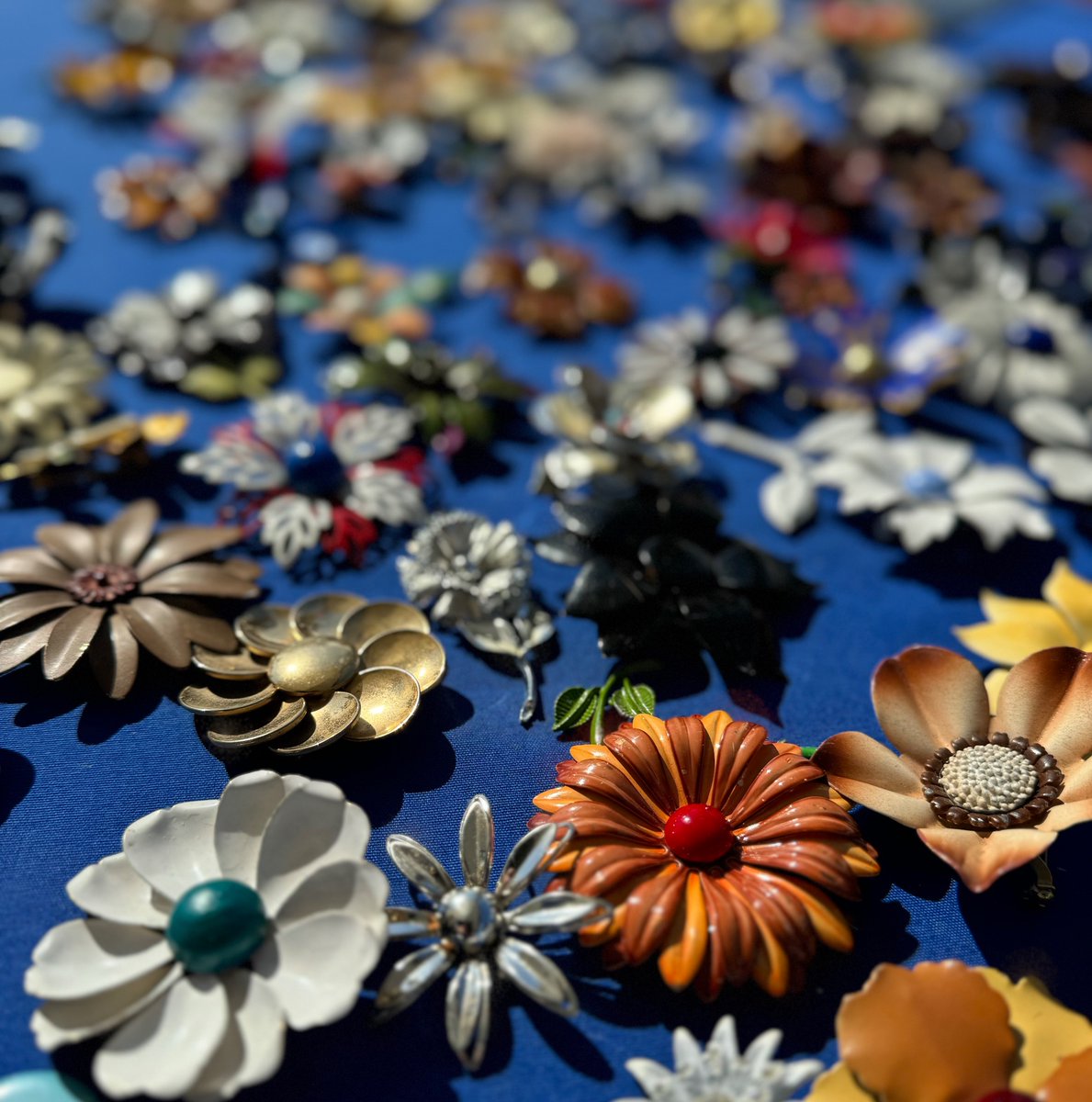 PHILANTHROPYCCC's tweet image. Field of flower pins, this morning, @PSVintageMarket. LA’s top stylists, for fashion, film and television, were out in full force - and buying! palmspringsvintagemarket.com #firstsundays #palmspringsvintagemarket