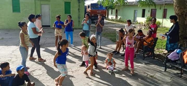 MagalyR46133710's tweet photo. Proyecto Sociocultural Comunitario Con voz propia llega al barrio Sergio González de #Taguasco a ofrecer de la actuación de profesores, instructores, aficionados adultos e infantiles . junto a todos los colabor del Proyecto.
#CubaEsAmor #SanctiSpíritusEnMarcha @AlexisLorente74 https://t.co/YXfDZZG3k5