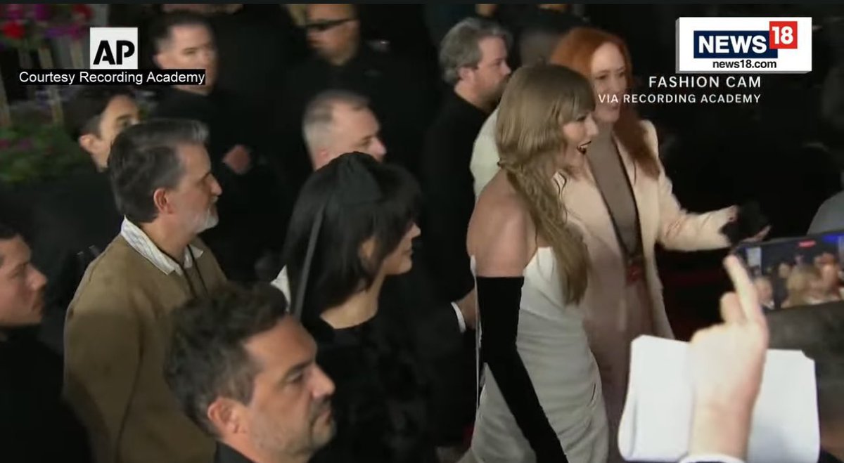 🚨| Taylor Swift has arrived to the #GRAMMYs