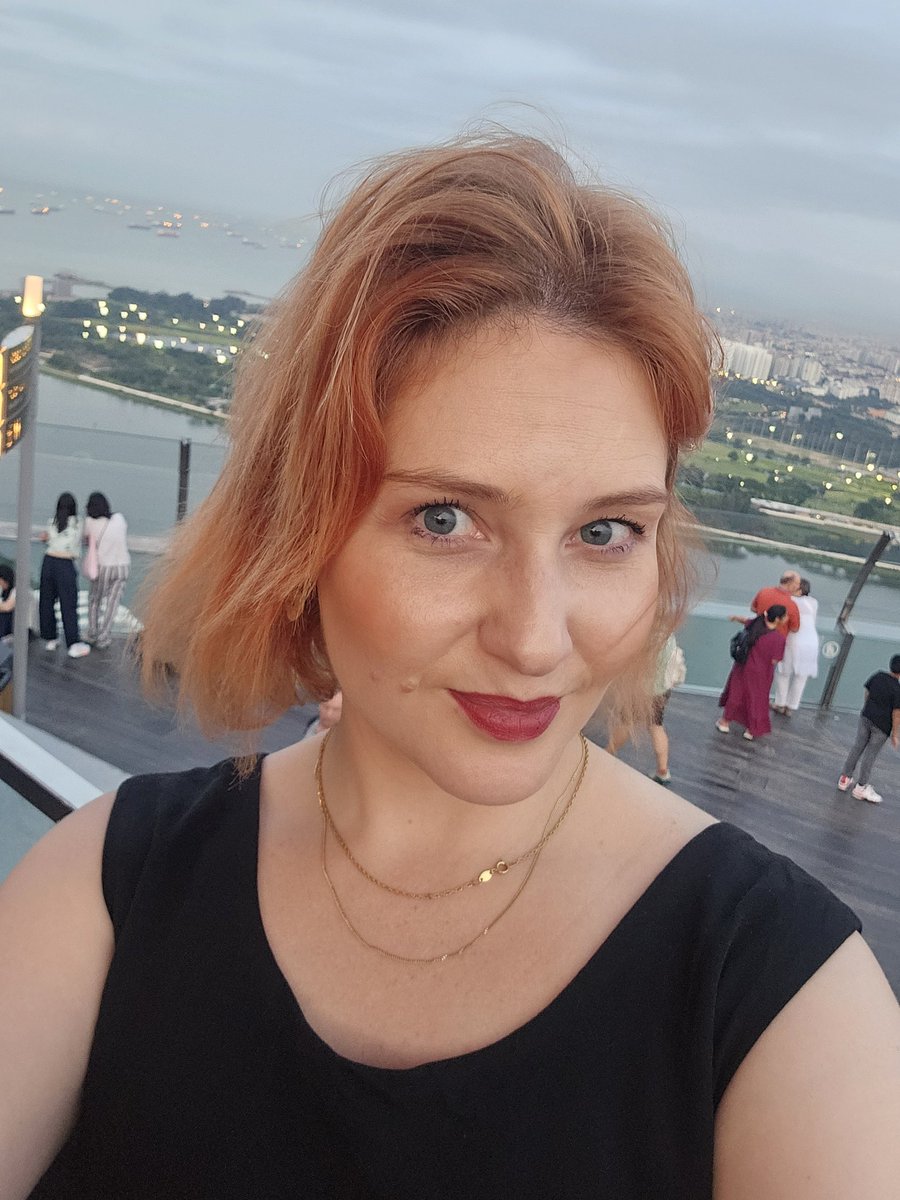 laritorhacs's tweet photo. Diário de Singapura
Ainda sobre o dia 03, fui ao famoso c'est lá vie, bar no rooftop do Hotel Marina Bay e a vista é de tirar o fôlego.
Depois, fui assistir ao show de luzes do Gardens by the Bay. https://t.co/O5Qlc1yxZA