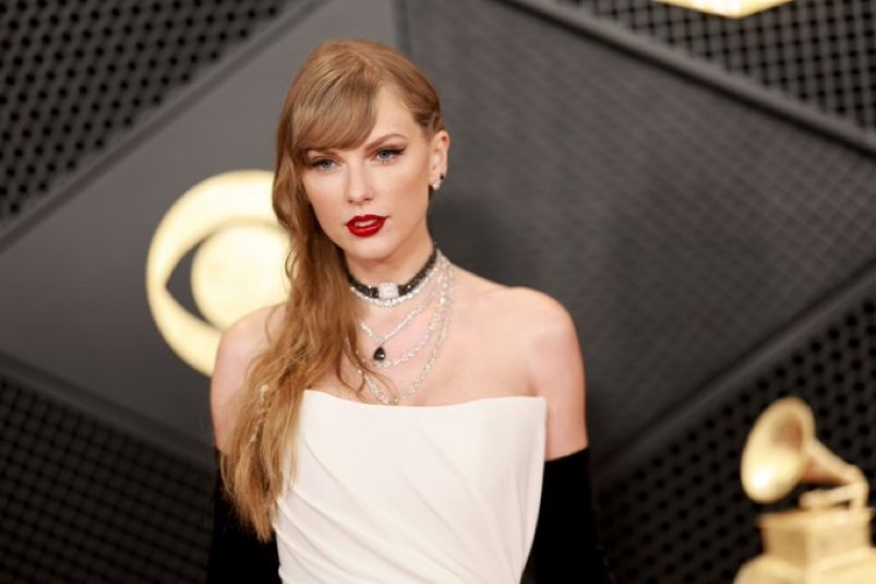 UpdatingSwiftly's tweet photo. 📸| Taylor looks absolutely gorgeous on the red carpet #GRAMMYs https://t.co/9eL0CSYnzy