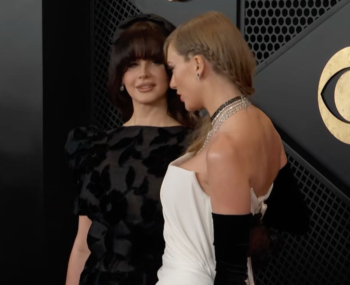 atheon_apex's tweet photo. Taylor Swift e Lana Del Rey chegando juntas no grammy. Lana já de luto porque hoje enterraremos a reputação da Taylor. https://t.co/b43OfoYb3t